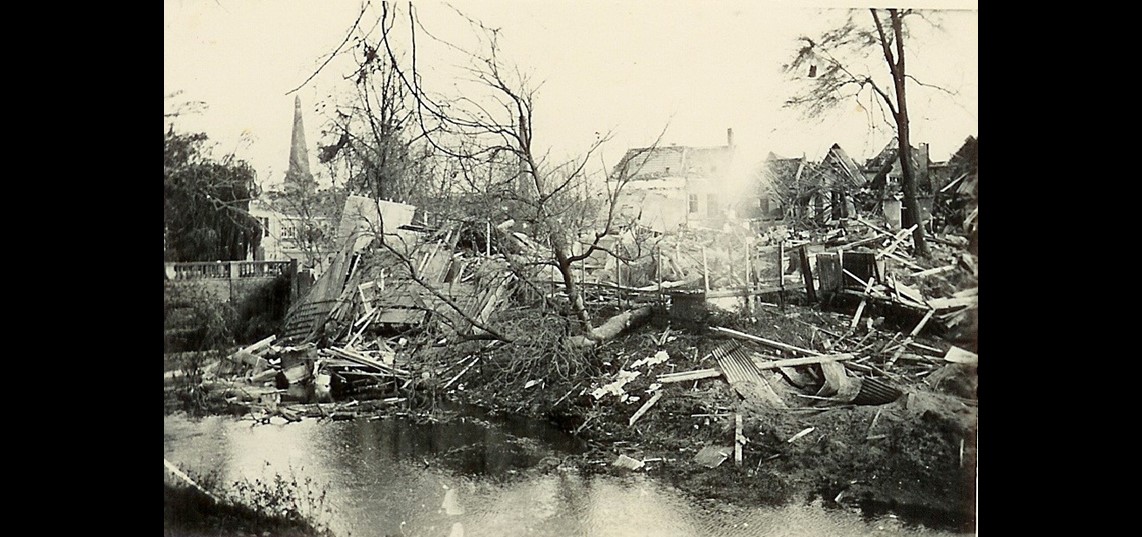 De trieste resten van boerderij De Jonge naast de Pont Neuf